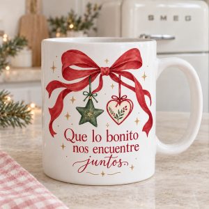 Taza navideña Que lo bonito nos encuentre juntos en su fotografía de ejemplo