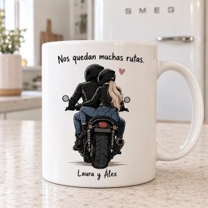 Taza pareja motera Nos quedan muchas rutas en su fotografía de ejemplo