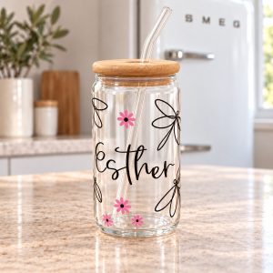 Vaso de mariposas y flores con nombre en su fotografía de ejemplo