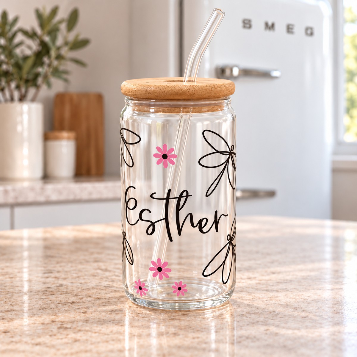 Vaso de mariposas y flores con nombre en su fotografía de ejemplo